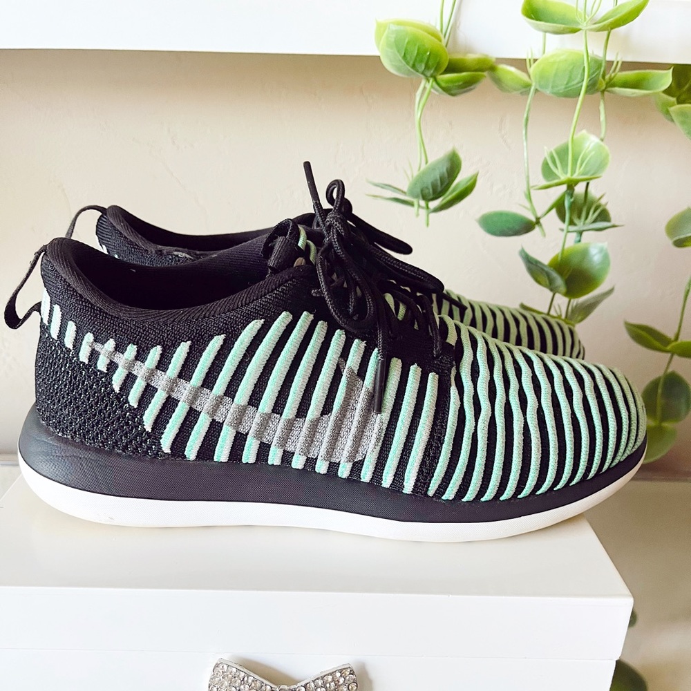 Nike Roshie ll Sneaker • Size Women’s 7